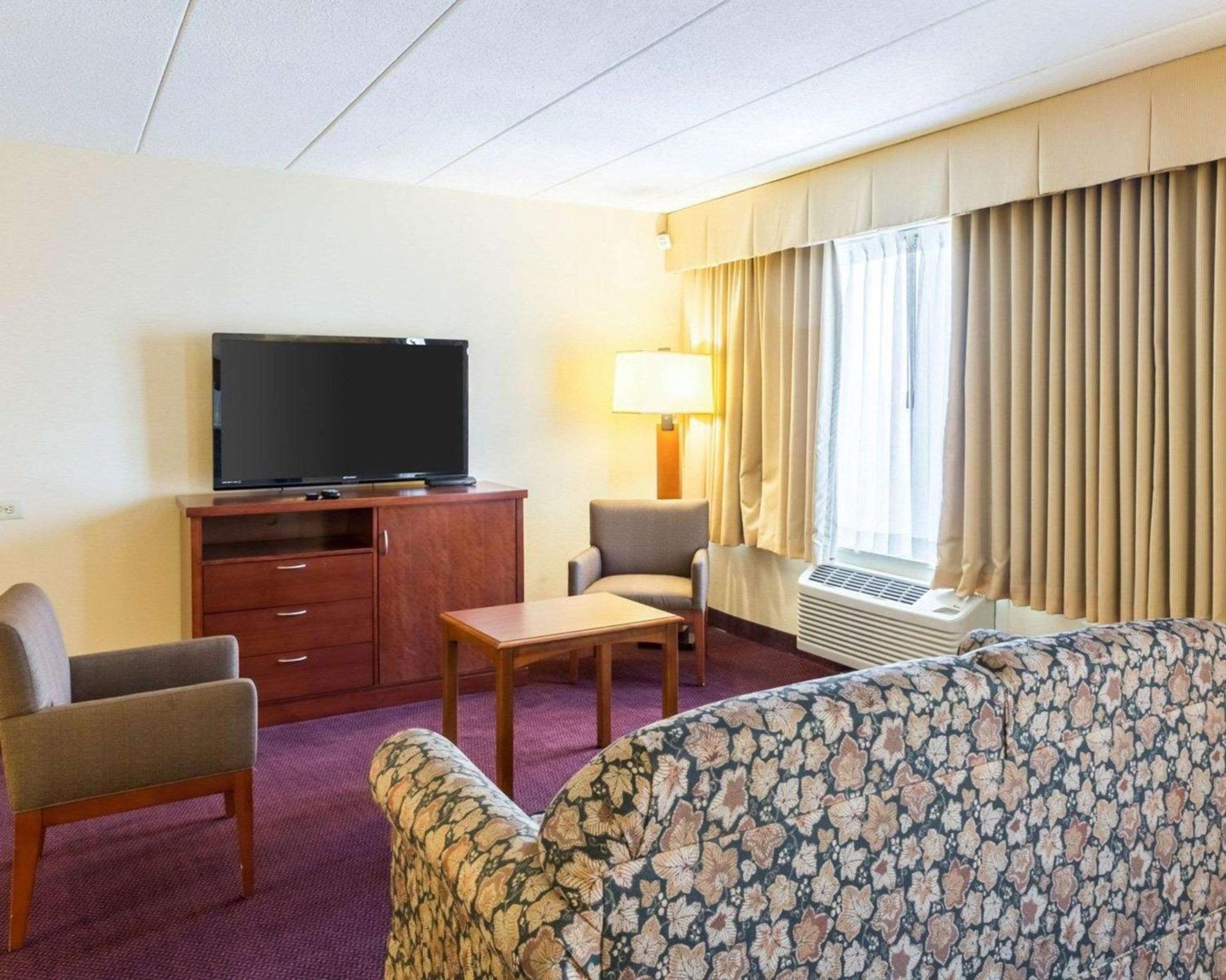 Clarion Hotel Somerset - New Brunswick Екстер'єр фото
