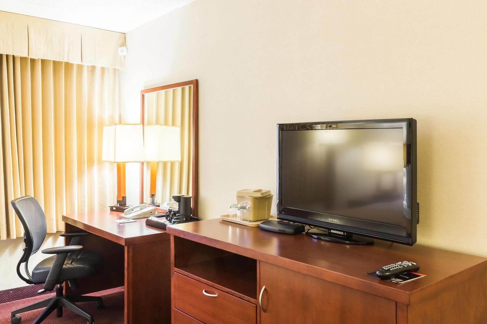 Clarion Hotel Somerset - New Brunswick Екстер'єр фото